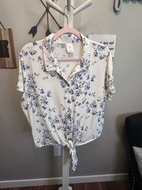 No Boundaries Cream Button-Front Tie-Hem Top with Blue Floral Detail